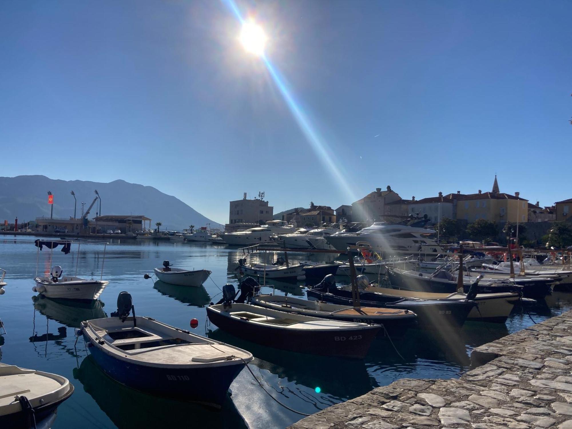 Plaza Stari Grad Pjena Od Mora Budva